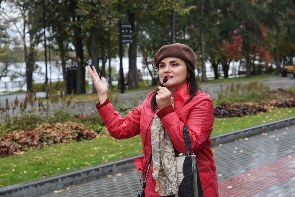 Экскурсовод Елена